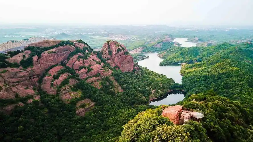 p>龟峰风景名胜区位于 a target="_blank" href="/item/江西省