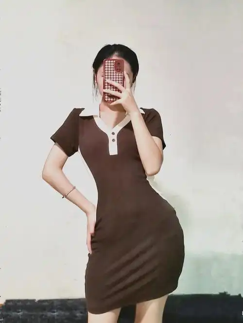 最最特别的设计就是两侧的白色啦,真的显得腰好细,身材超级棒,这一件