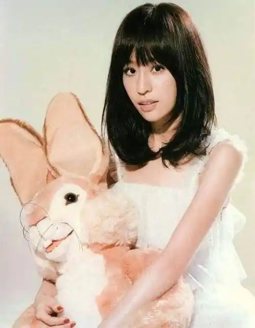 《爱你》感动到的时候,不一定是因为王心凌依然年轻可爱,也不一定是