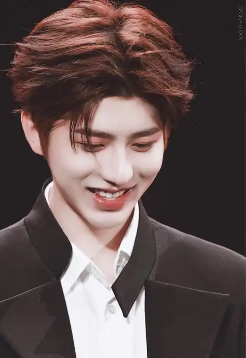 蔡徐坤壁纸可爱蔡徐坤卷发