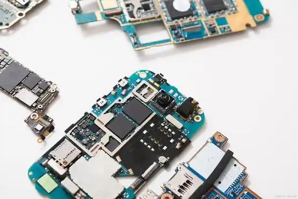 作为数码爱好者,我们更关心的是它的内部构造,究竟是什么让这款手机