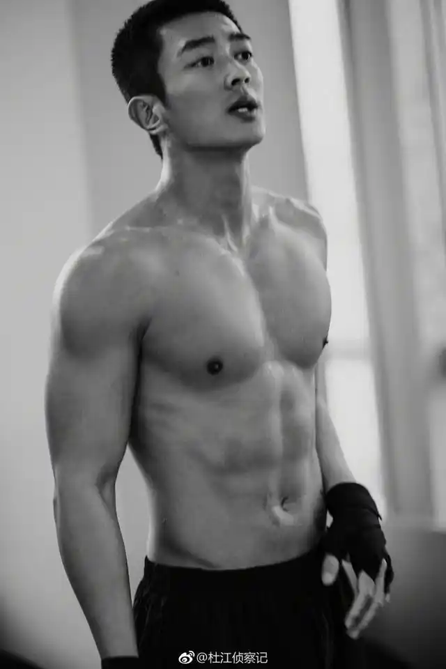 太帅气,杜江分享自己健身帅照,肌肉分明荷尔蒙爆表令人心动