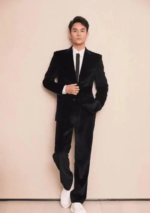 孙俪又穿火了黑西服内搭白衬衫利落干练