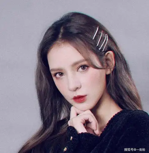 原创王思聪前女友张予曦现身机场穿风衣配3万包网友最美前女友