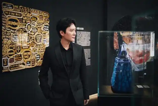 冯绍峰在上海出席时尚活动,他这回穿了一身黑色的衣服|上海市_网易订