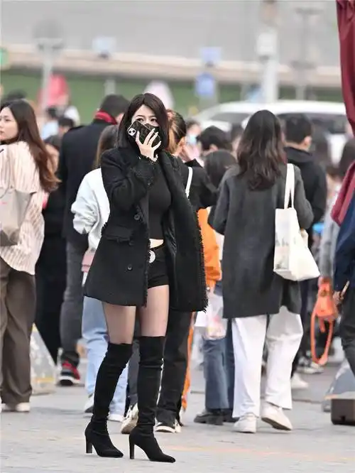 黑色丝袜搭配长靴,春季的经典穿搭,精致的美女可以多尝试一下