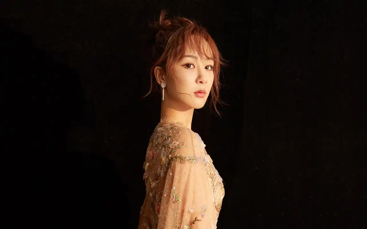 杨紫性感优雅写真桌面壁纸