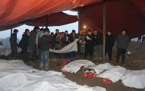 救援现场据昭通市民政局统计,目前参加救援人员县直部门干部300余人