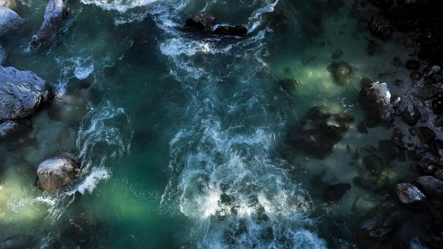 水中的岩石高清宽屏桌面壁纸