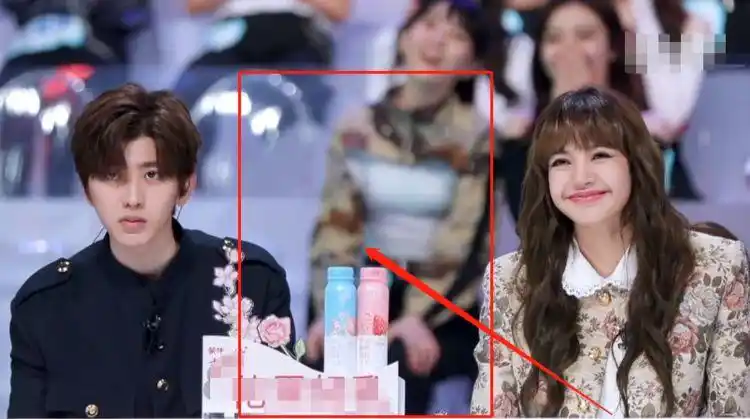 有种避嫌叫做蔡徐坤跟lisa并排坐一起中间的空隙太明显