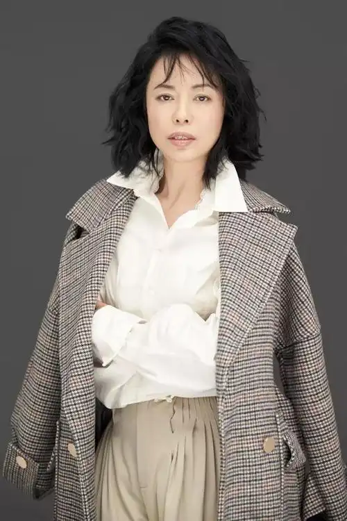 黄绮珊是华语流行音乐界的顶尖女歌手之一,她的美妙嗓音和深情演绎