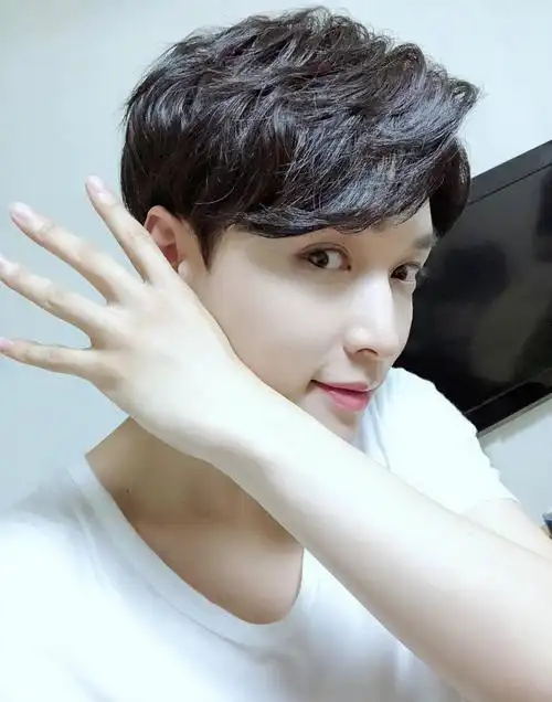 邻家男孩张艺兴帅气写真