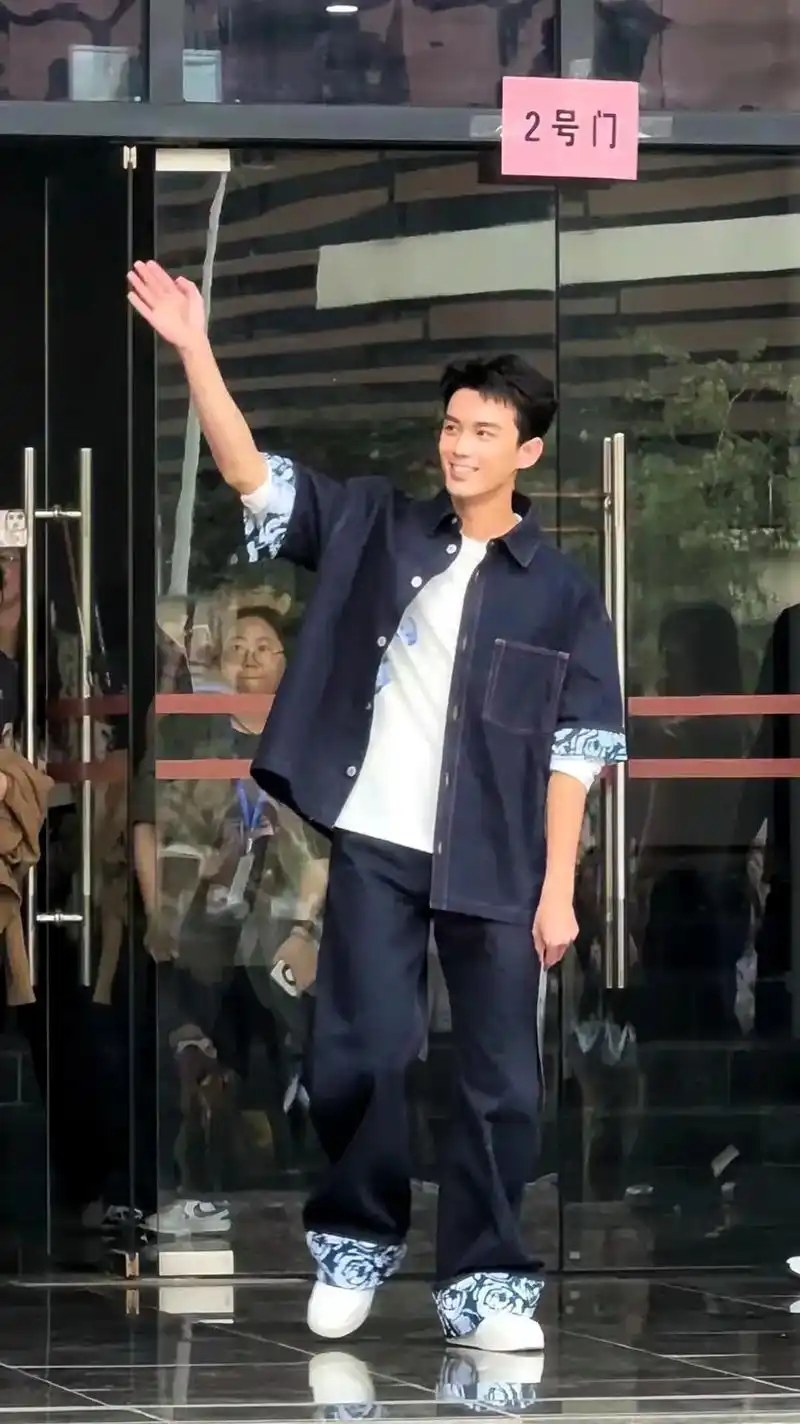 4月3号草木人间上映.#吴磊 吴磊现身南宁师范大学,真的太帅 - 抖音