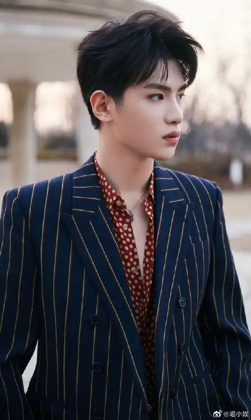 侧颜帅哥图鉴#感受一下黄明昊的完美侧颜 致命喉结鲨,双重性感完全