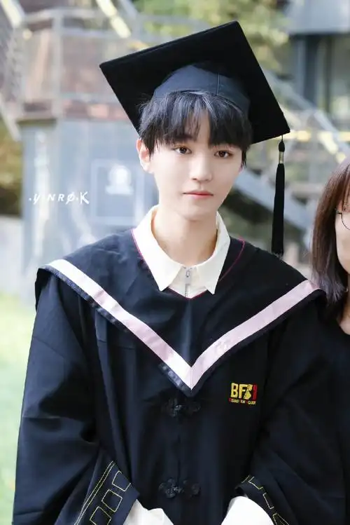 今天是王俊凯毕业一周年##王俊凯拍毕业照一周年