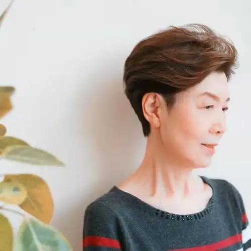 留短发好看还是显成熟(为什么女人上了年纪都选择留短发)(6)