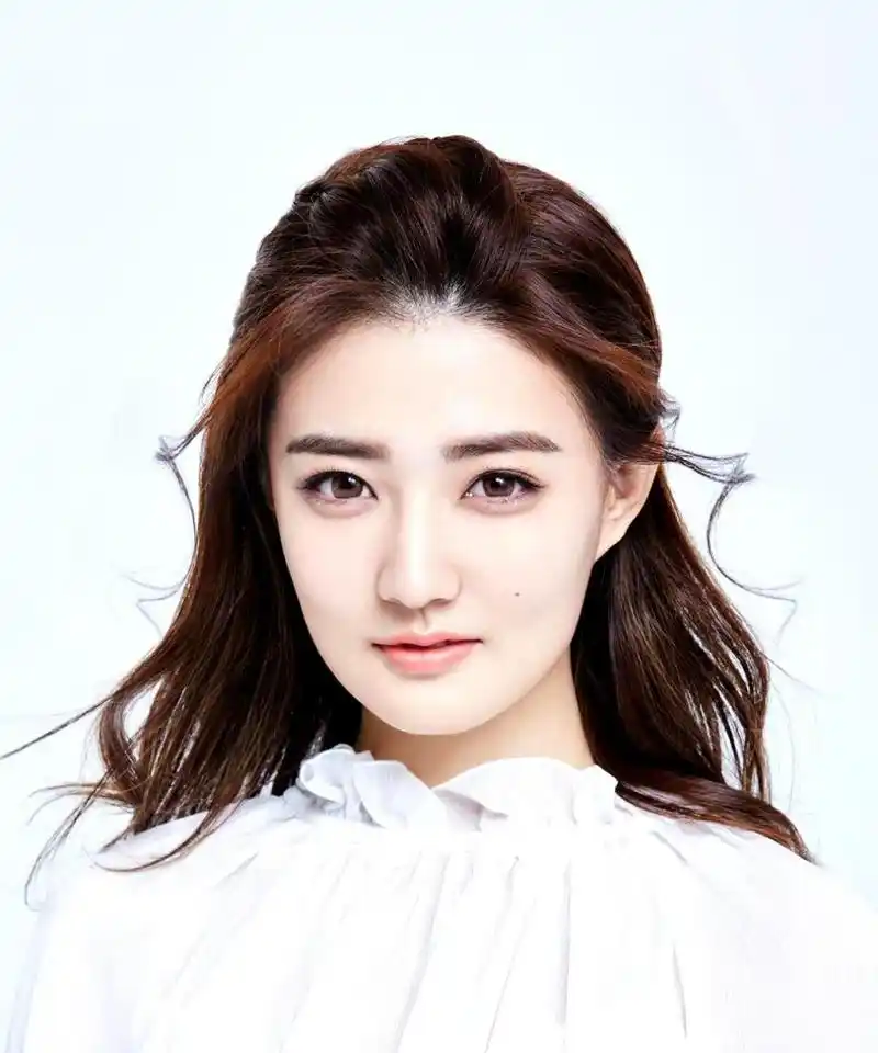 徐璐的眼睛真的很美,尤其是在《纯洁的茉莉花》中.