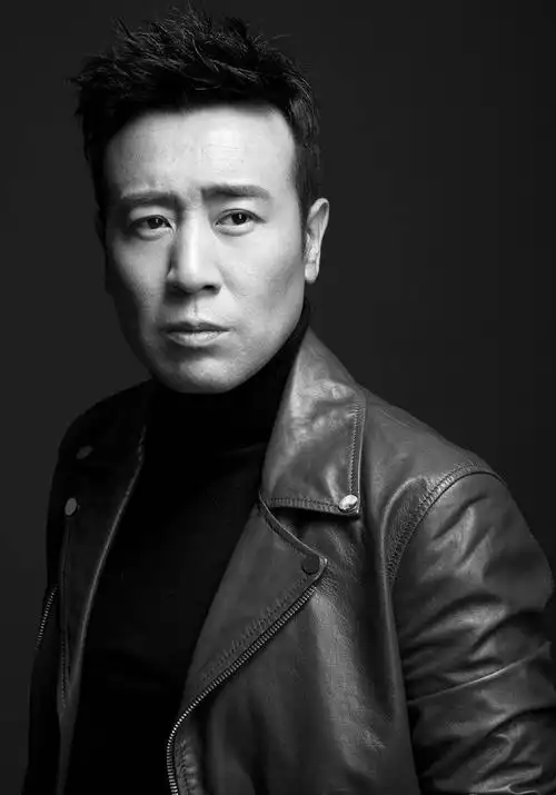 于和伟经典照片集锦 凭借在影片中蹦迪出名的演员