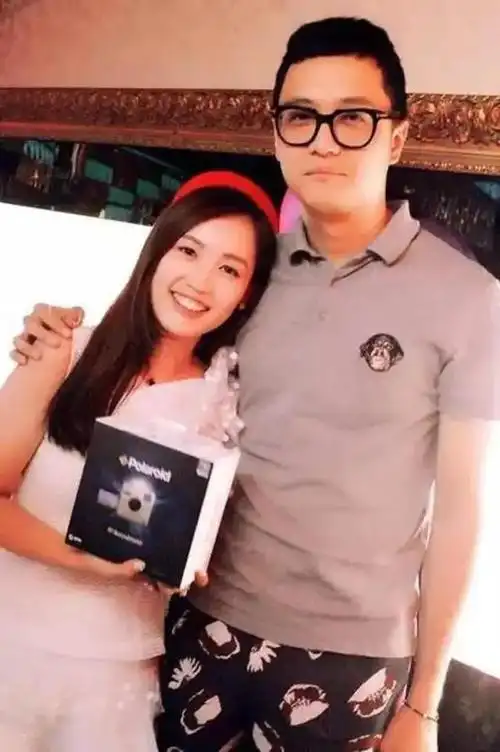 前几天王宝强跟现女友冯清因为身高差"像是妈妈带着小孩"还登了热榜