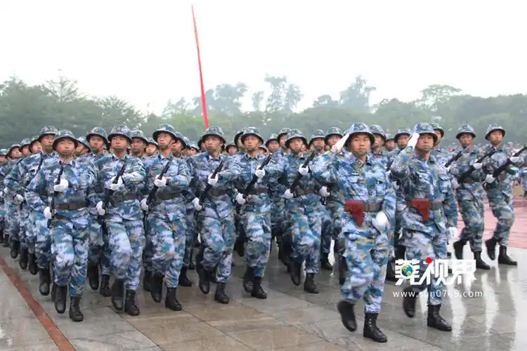 【莞视界】沙角部队2015新兵毕业典礼 数千名战士雨中参加阅兵式_东莞