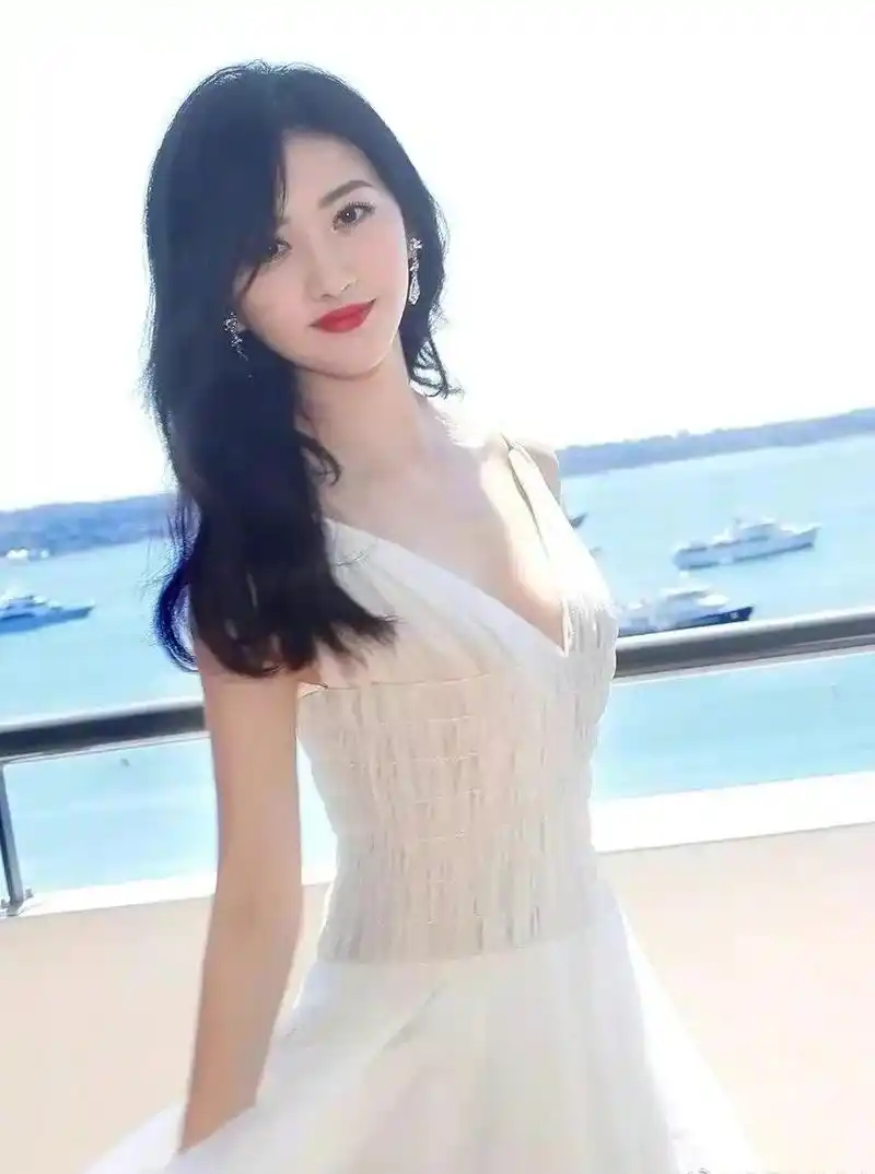 女星景甜低胸白色长裙,性感与纯洁结合美