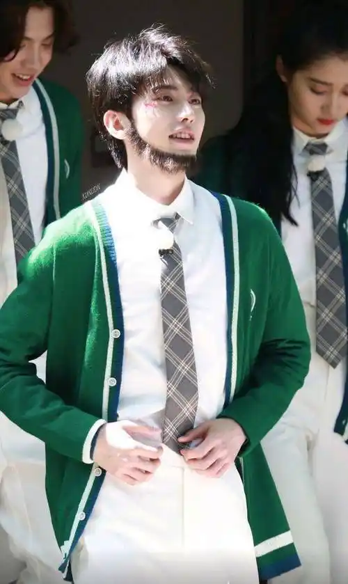 蔡徐坤黄明昊同录《奔跑吧》,背后的名牌亮了!_网友_造型_蔡小葵