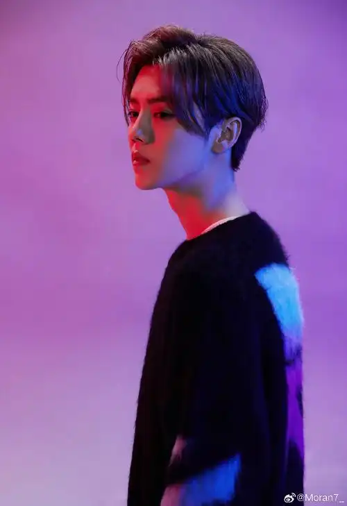 lh  鹿晗lh  伞下时光如沙,谁的情话谁的天涯,微凉里轻唱;眼底苍茫