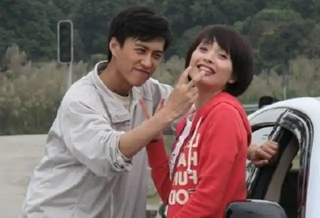 看了41岁李佳前夫近照再看现任丈夫靳东简直相差十万八千里