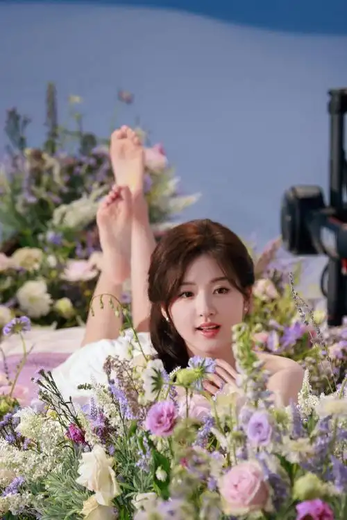 赵露思真的很爱紫色呀,身穿白色露肩裙仙气十足,在薰衣草氛围感下尽显