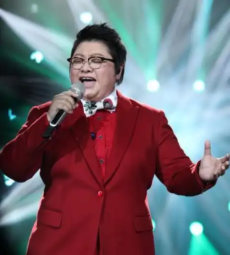 韩红可以说是歌唱界中的一股清流,她全心投入于自己热爱的歌唱事业,从
