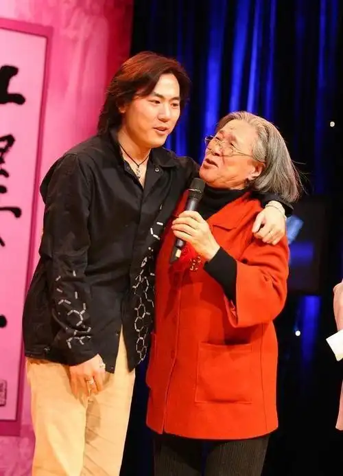 看到照片才猛然发现,原来这10位童星都悄然离世了,令人十分痛心