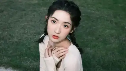 王玉雯王安宇新剧路透 门口热聊讨论认真