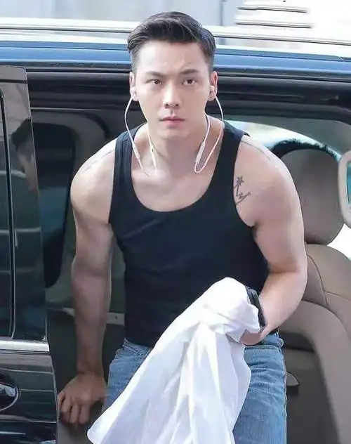 肌肉配背心,身材颜值均在线的陈伟霆实力兼具,一点也不输彭于晏