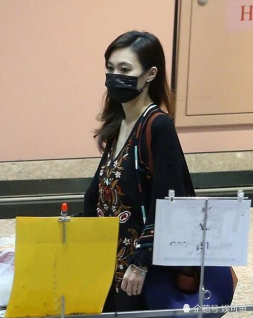 2020年出轨组第一瓜贺军翔夜会长发美女在其身上来回蹭