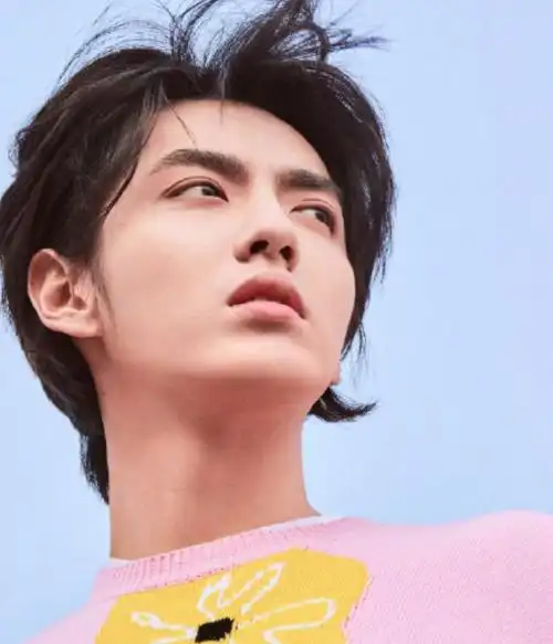 有种整容叫吴亦凡穿粉色本以为会很秀气谁知道帅到移不开眼