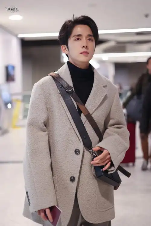 张新成巴黎时装周##张新成咬杯子 小狗叼飞盘