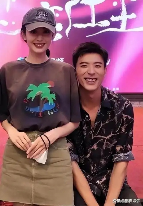 网友突然爆出古力娜扎在上学期间,还曾和一位富二代男友有过一段恋情.