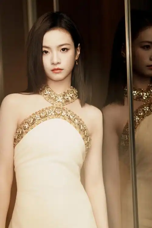 李庚希,一袭白色长裙,尽显端庄气质