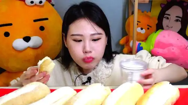 美女一口气吃六个奶油面包,一口牛奶憋嘴里,差点吐出来!