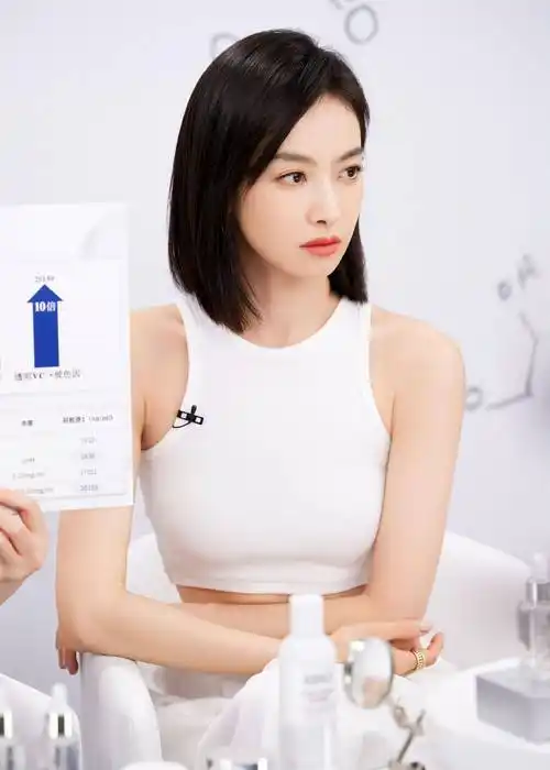 宋茜白色职业套装时尚写真_短发_外套_西装