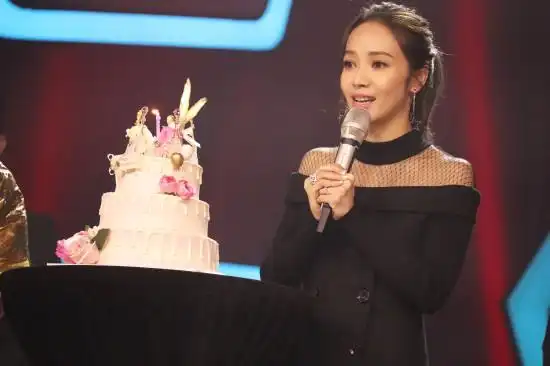 蒙面唱将猜猜猜第三季收官在即侯佩岑现场庆生自曝愿意献声