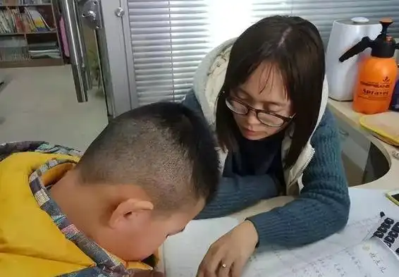 男孩当众掀女生裙子,母亲言行引人"大开眼界"