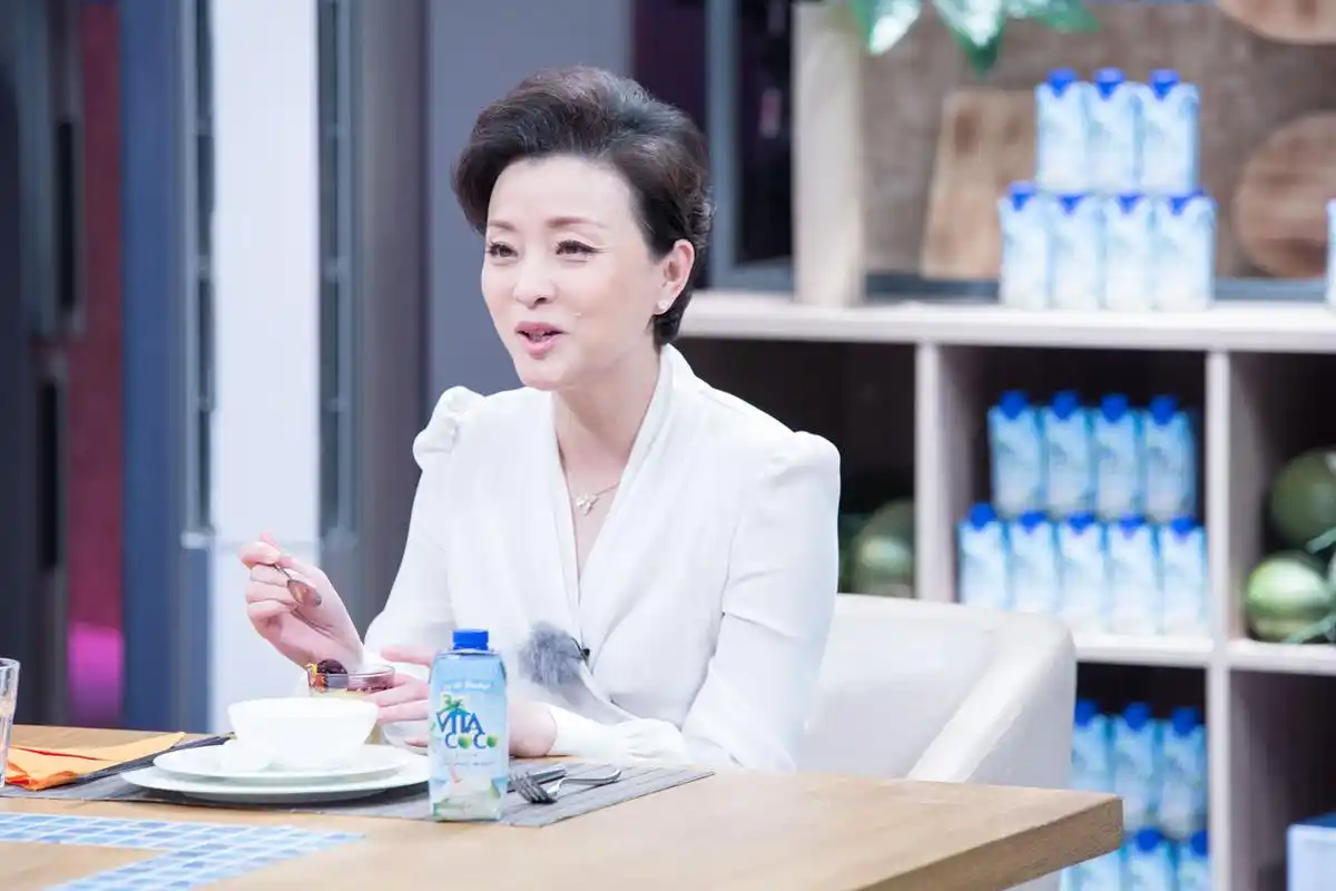 主持人杨澜现身机场,一身浅色西服套装知性优雅,哪像51岁了?