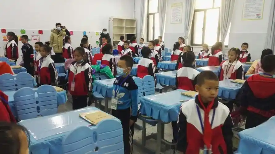 下课礼仪        文具的收拾和准备,摆凳子,排队等等都体现出学生行为