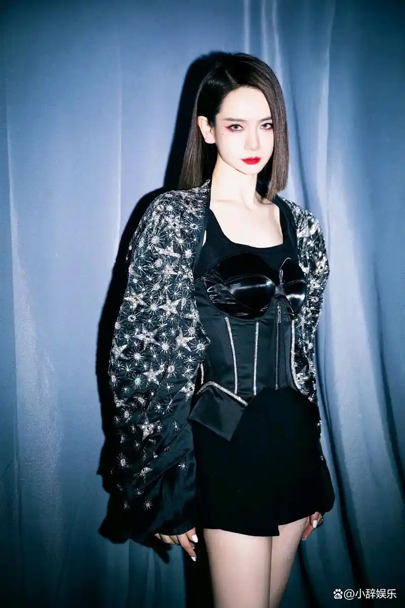 时尚辣妈戚薇,满屏的高冷感