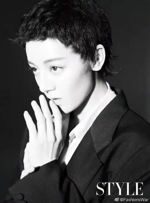 真的是淋漓尽致的将她的小野性,配上这款小有层次的短发造型,她穿着