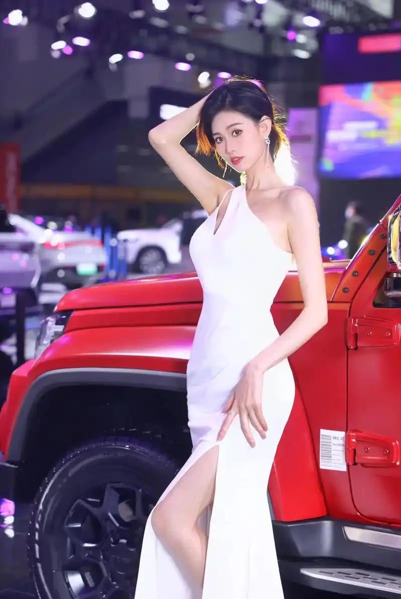 广州车展.不敢问你喜欢什么样的女孩,我怕我全符合.#车模小姐 - 抖音