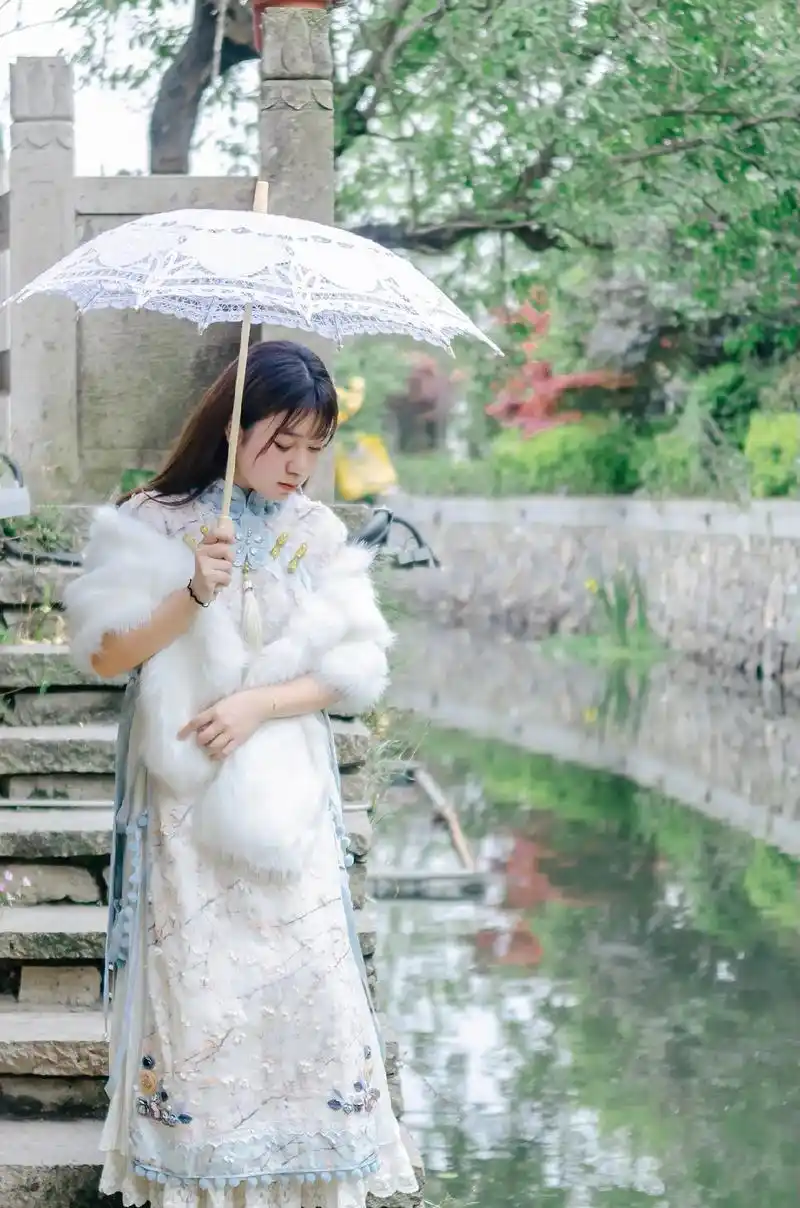 烟雨入江南#国风写真 #古风  - 抖音