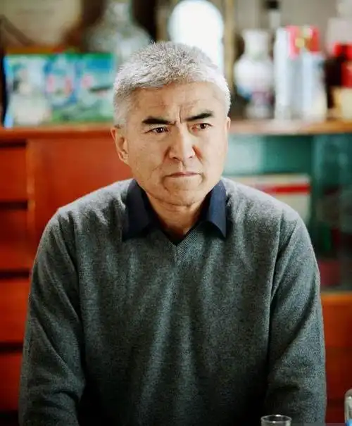 80年代男星演鬼片走红面相很凶却是宠妻狂魔今65岁已成老戏骨