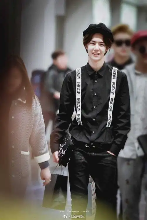 回应: 求王一博笑的图片